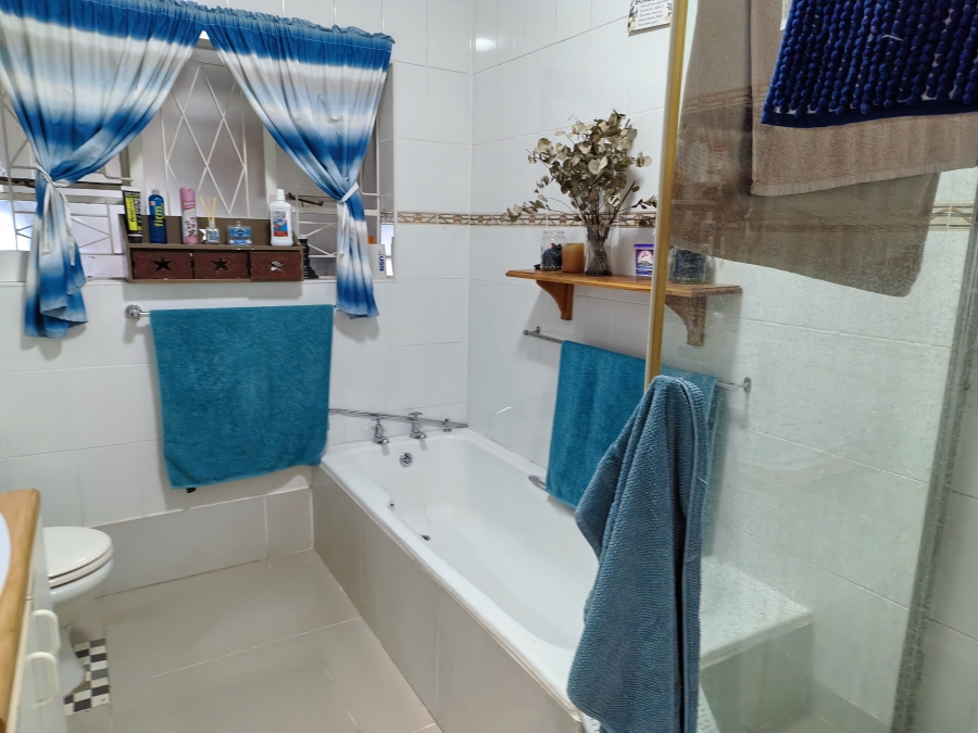 5 Bedroom Property for Sale in Van Riebeeck Hoogte Eastern Cape